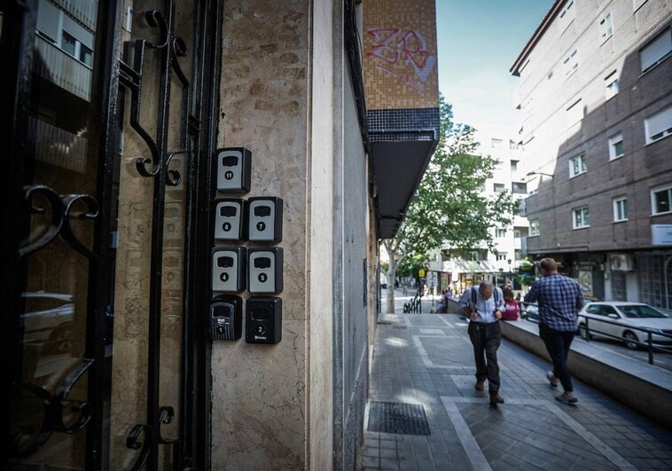 La historia tras el edificio viral de los siete cajetines de Granada